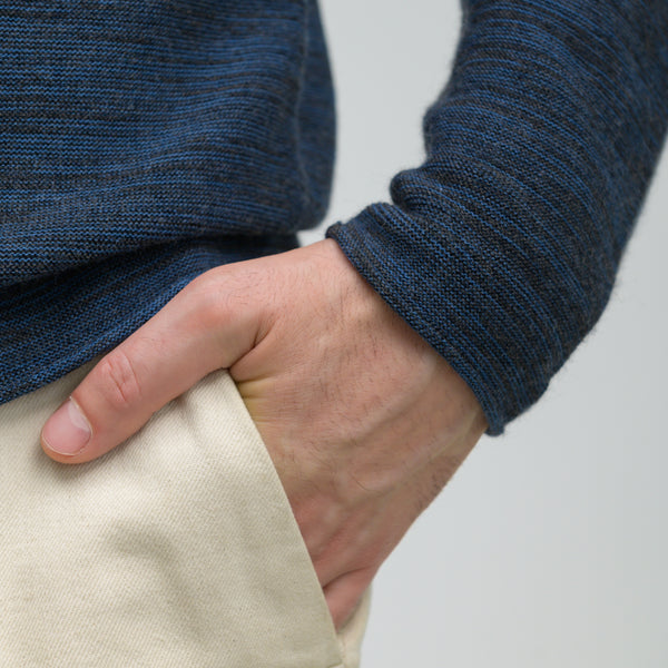 Ärmeldetail Wolle in anthrazit und blauer Baumwolle Farbmelange