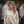Laden Sie das Bild in den Galerie-Viewer, Damen Rundhals Strickpullover mit Alpaka und Merinowolle in weiß made in Germany, nachhaltige mulesingfreie Merinopullover wollweiß angezogen
