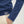 Laden Sie das Bild in den Galerie-Viewer, Rundhals Pullover mit Kaschmir und Baumwolle nachhaltig, made in Germany, blau Ärmeldetail
