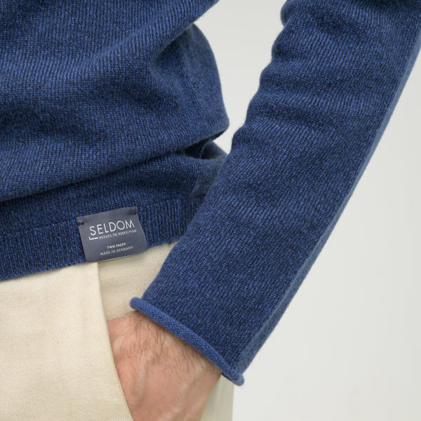 Rundhals Pullover mit Kaschmir und Baumwolle nachhaltig, made in Germany, blau Ärmeldetail